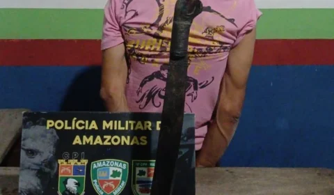 Homem é preso após ameaçar população com terçado em Maués