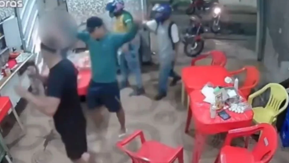 VÍDEO: dupla assalta clientes e funcionários de lanche em Manaus