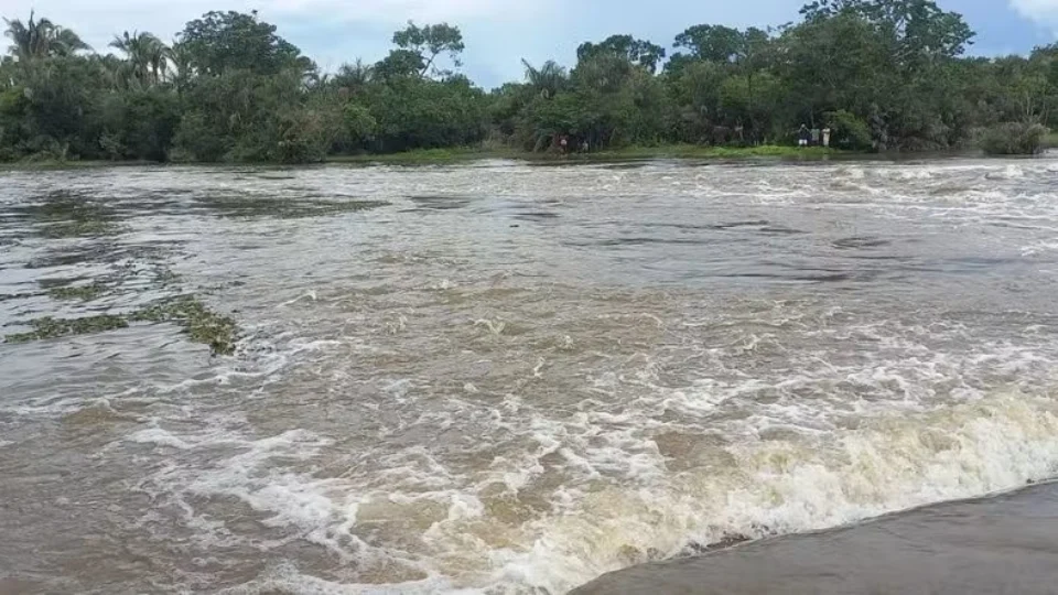 Irmãos gêmeos desaparecem ao serem arrastados por correnteza no Piauí