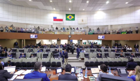 Câmara rejeita reajuste de apenas R$ 30 para professores de Manaus