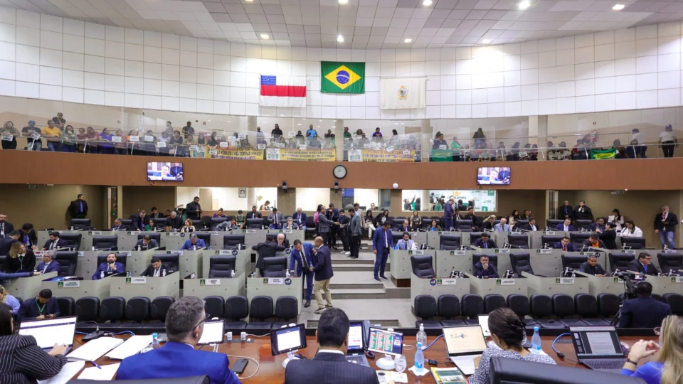 Câmara rejeita reajuste de apenas R$ 30 para professores de Manaus