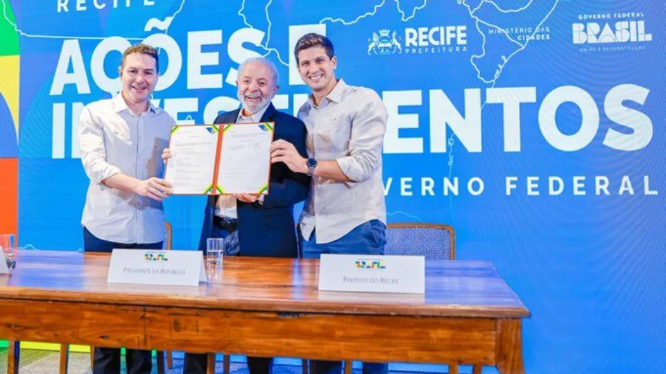 Lula assina autorização para obras de contenção em Recife