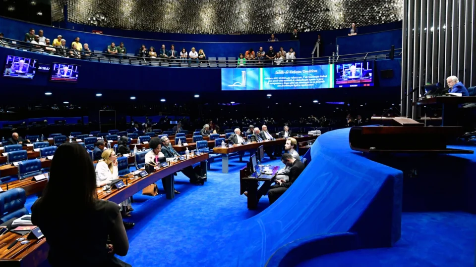 Senadores devem votar PEC das drogas nesta terça-feira (16) 