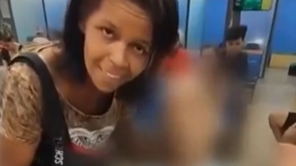 Após levar tio morto ao banco, sobrinha apanha na cadeia e relato impressiona