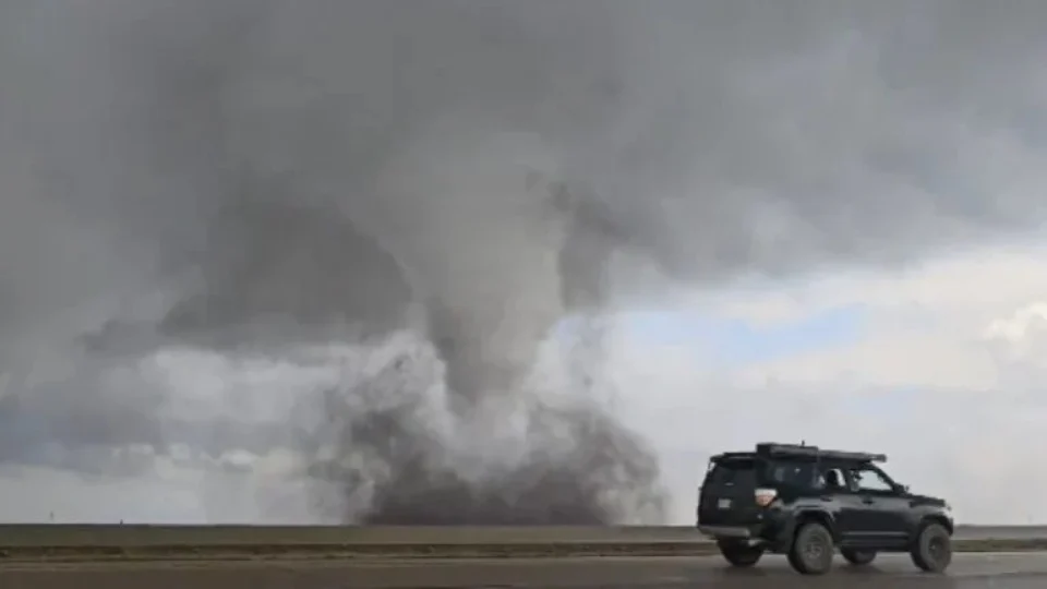 VÍDEO: tornados destroem prédios em Nebraska e Iowa, nos EUA