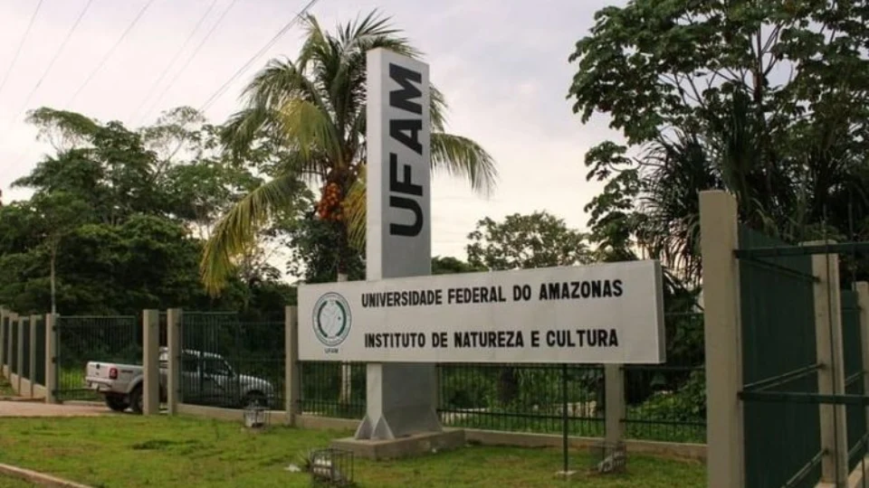 Dupla é presa em área de mata da Ufam após assalto a ônibus 652