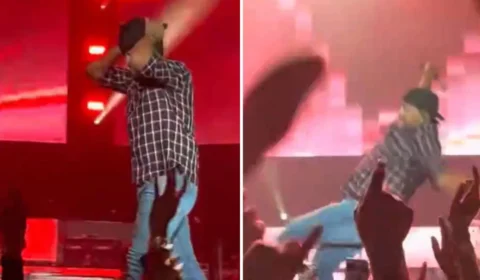 VÍDEO: cantor escorrega em celular de fã durante show e momento viraliza