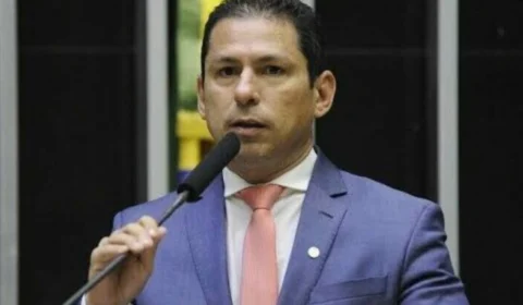 VÍDEO: ex-deputado é ríspido e empurra jornalista em Manaus; assista