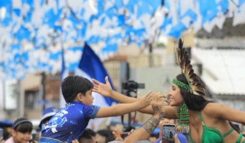 VÍDEO: Isabelle chega a Parintins e faz coreografia especial em carreata; assista
