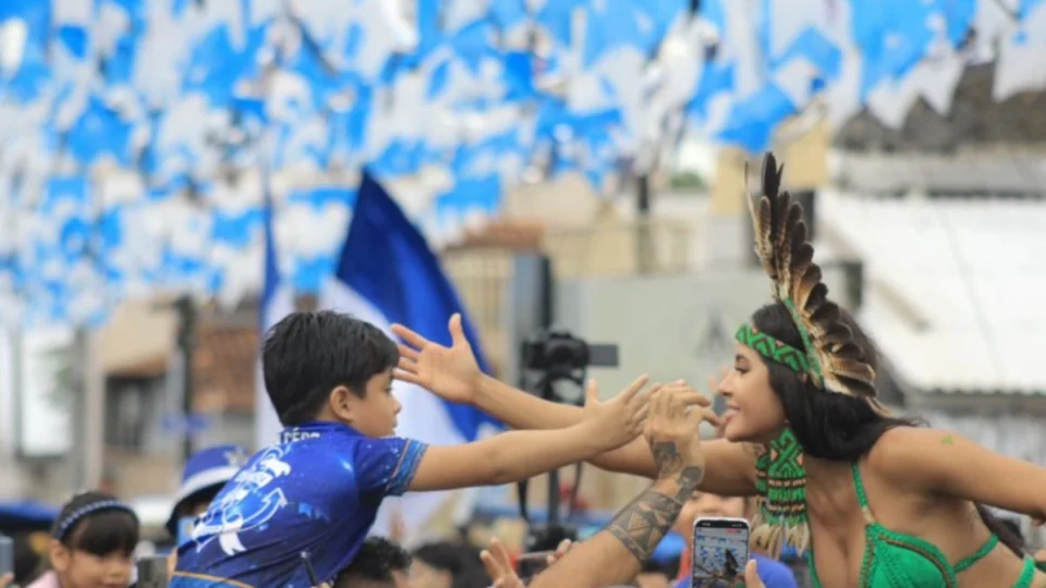 VÍDEO: Isabelle chega a Parintins e faz coreografia especial em carreata; assista