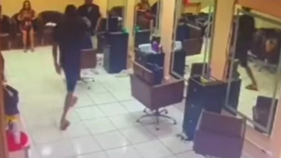 Dupla é presa por assaltar salão de beleza e matar homem em Manaus