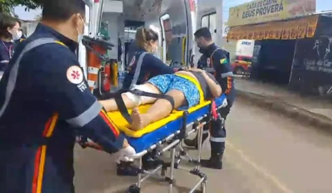Passageira de moto sofre fratura após colidir em caçamba no AC