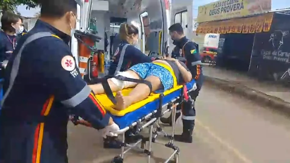 Passageira de moto sofre fratura após colidir em caçamba no AC