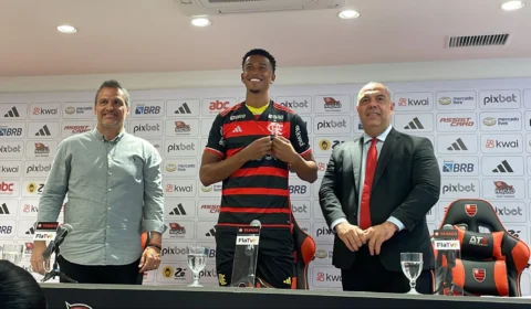 Carlinhos é apresentado no Flamengo: “expectativa é sempre ganhar títulos”