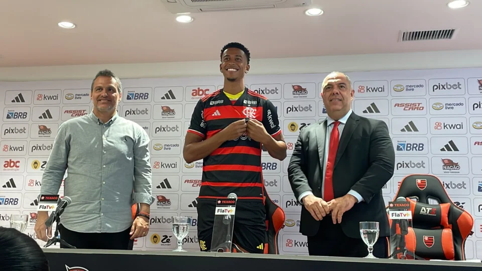 Carlinhos é apresentado no Flamengo: “expectativa é sempre ganhar títulos”