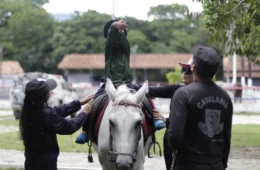‘Mudou a vida do meu filho’, diz mãe sobre núcleo de equoterapia no AM