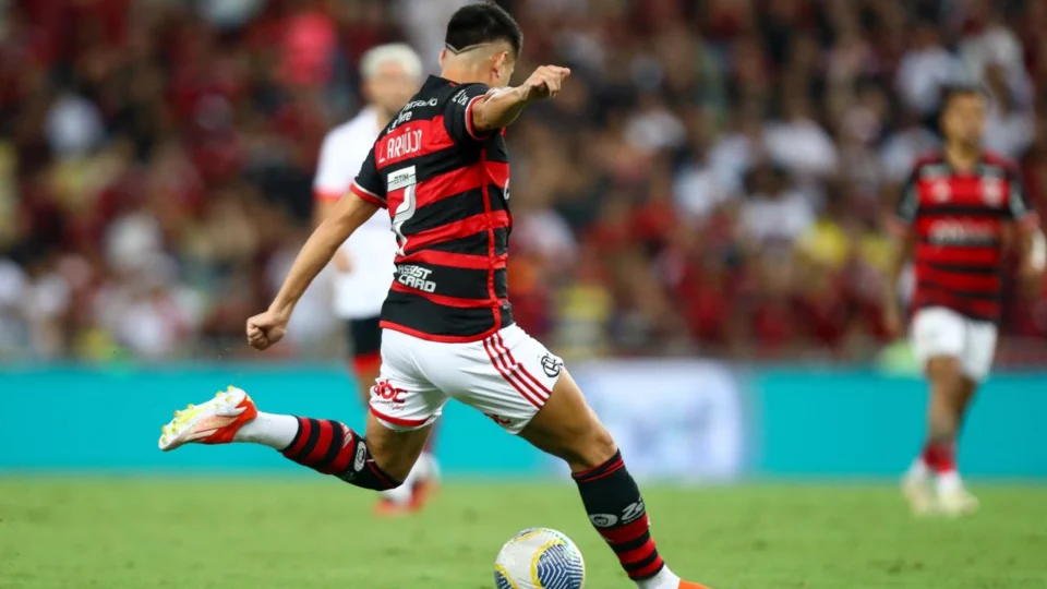 Brasileirão: Flamengo vence o São Paulo e assume a liderança