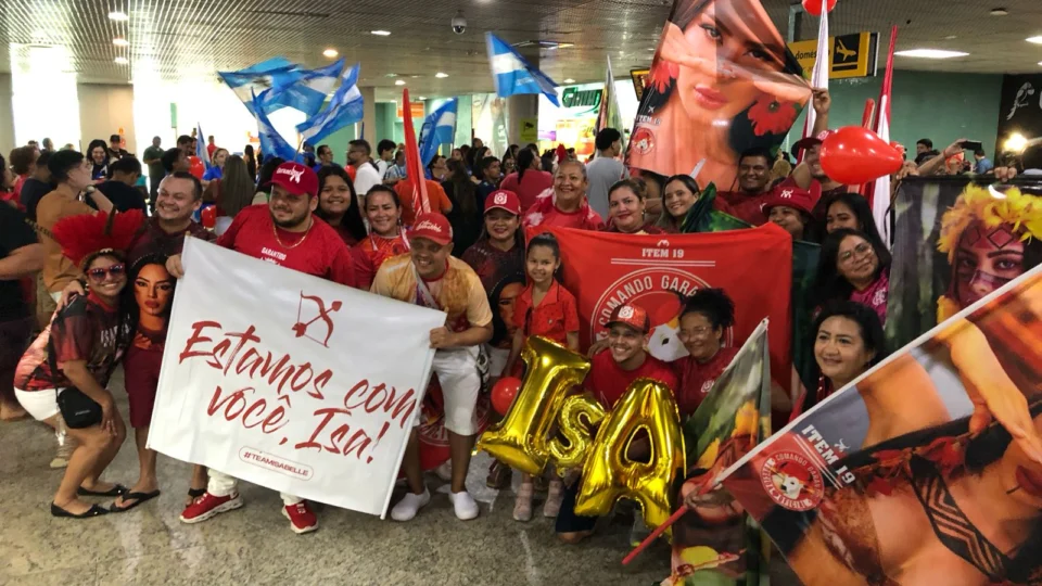 Isabelle Nogueira desembarca no aeroporto de Manaus; veja vídeos