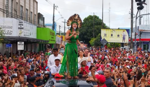 Isabelle Nogueira é recebida com festa por multidão em Parintins