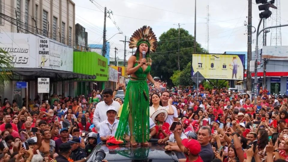 Isabelle Nogueira é recebida com festa por multidão em Parintins