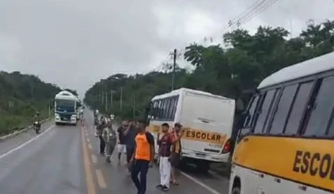 VÍDEO: colisão entre ônibus escolar e caminhão deixa feridos no AM