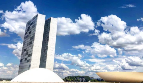 Congressistas se reúnem para analisar 32 vetos presidenciais