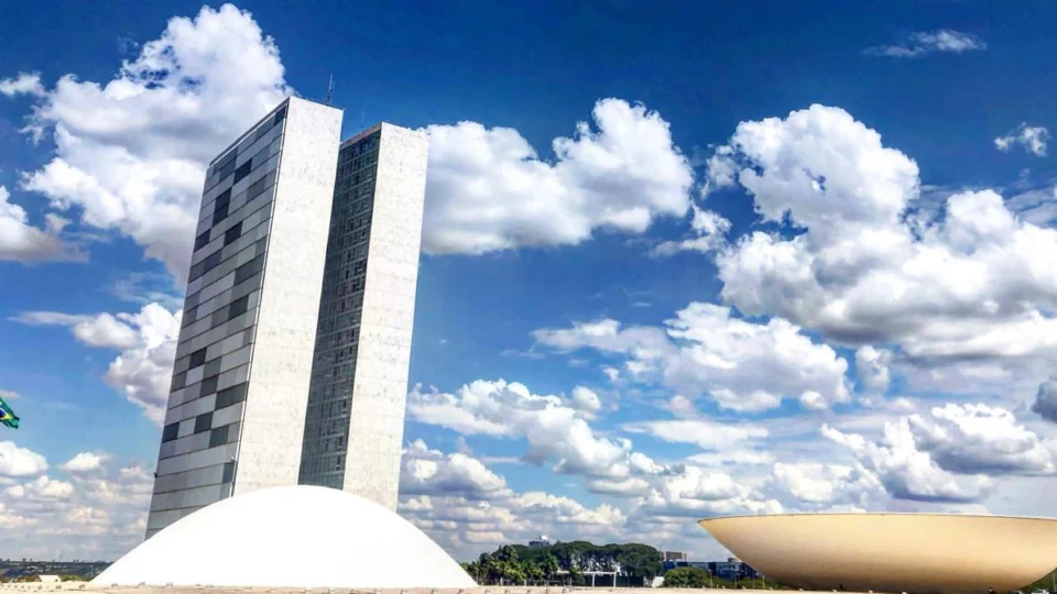 Congressistas se reúnem para analisar 32 vetos presidenciais