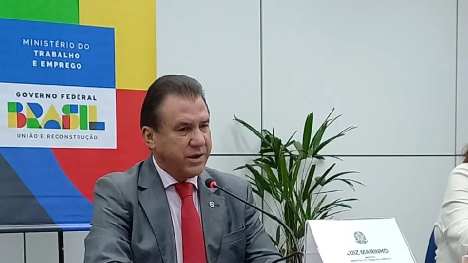 Caged: 244 mil pessoas conseguiram emprego formal em março