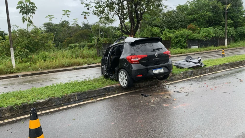 Acidente em Manaus deixa vítima presa nas ferragens