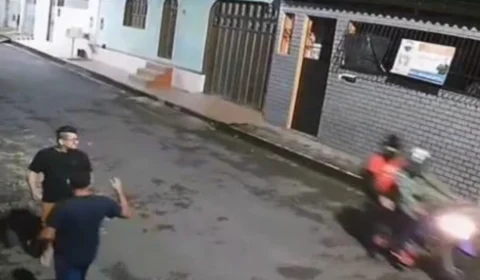 Amigos são assaltados por dupla em moto na Cidade Nova em Manaus
