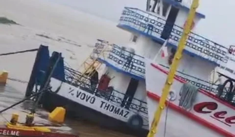 VÍDEO GRAVE: balsa colide contra barco de passageiros em Parintins