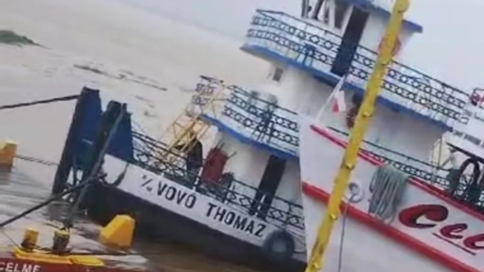 VÍDEO GRAVE: balsa colide contra barco de passageiros em Parintins