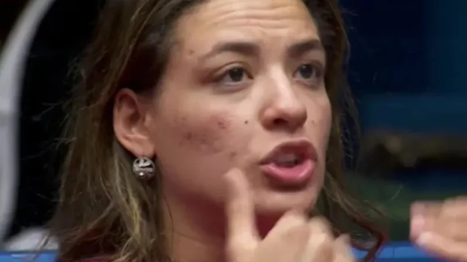 BBB 24: Beatriz coloca Isabelle e Matteus contra parede após beijo e faz acusação