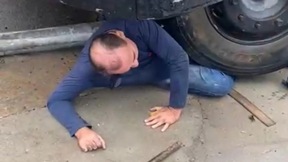 Homem é resgatado debaixo da roda de caçamba em Manaus