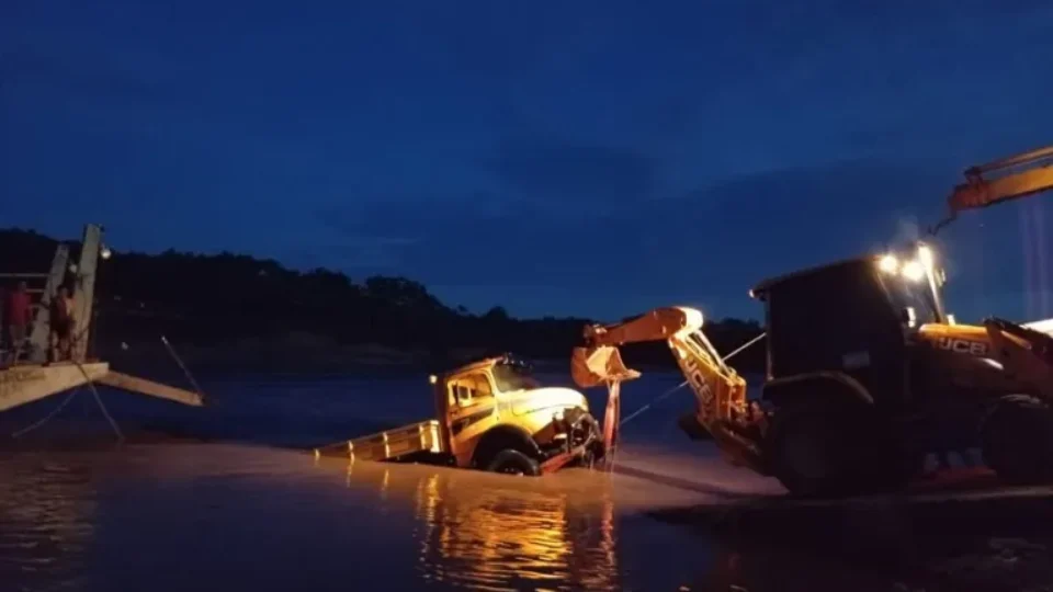 Caminhão carregado de farinha afunda no interior do Acre