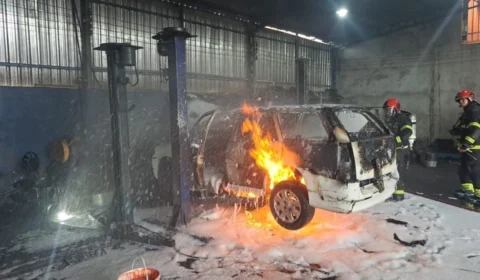 Carro pega fogo dentro de oficina mecânica na Zona Norte de Manaus