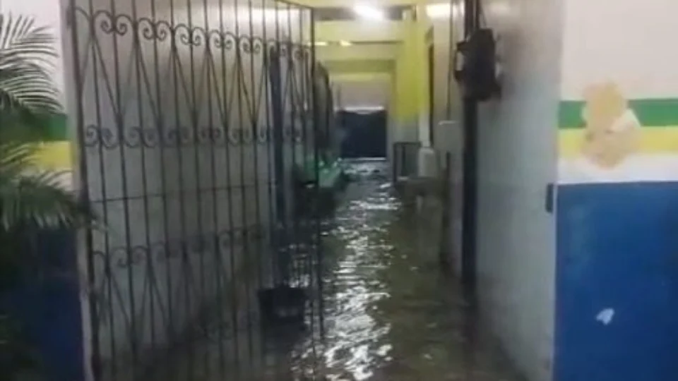 Vídeo: Chuva em Parintins invade escolas e aulas são suspensas