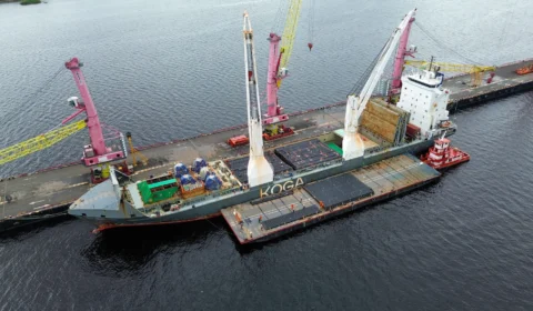 VÍDEO: primeiro navio chega ao AM com materiais para o Complexo Azulão