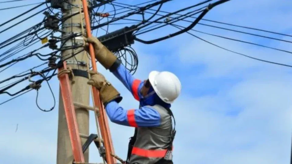 Vários bairros de Manaus ficam sem energia elétrica neste domingo (14); saiba motivo