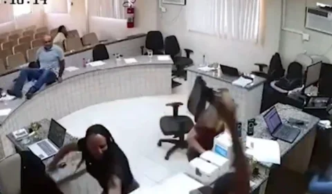 VÍDEO: homem levanta e atira em suposto assassino do pai em meio ao júri