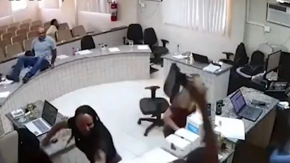 VÍDEO: homem levanta e atira em suposto assassino do pai em meio ao júri