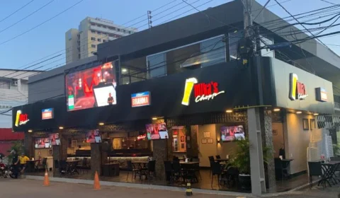 Homem é baleado e se esconde em banheiro de bar em Manaus