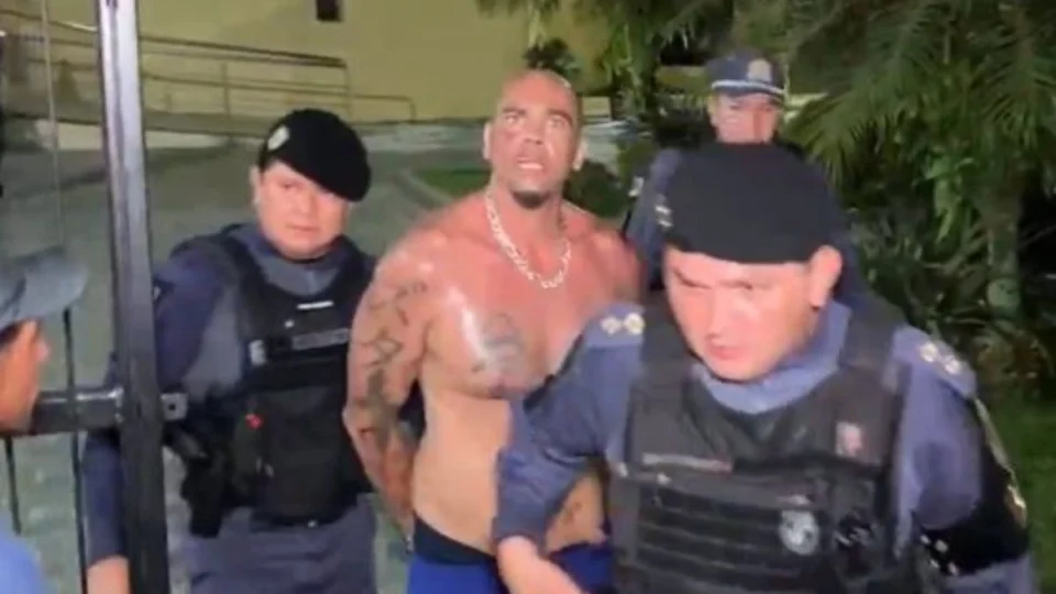 VÍDEO: homem invade igreja em Manaus e ameaça matar fiéis; assista