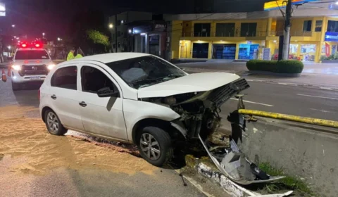 VÍDEO: homem perde controle após erro, bate carro e quebra pernas em Manaus
