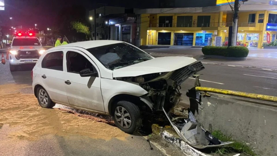 VÍDEO: homem perde controle após erro, bate carro e quebra pernas em Manaus