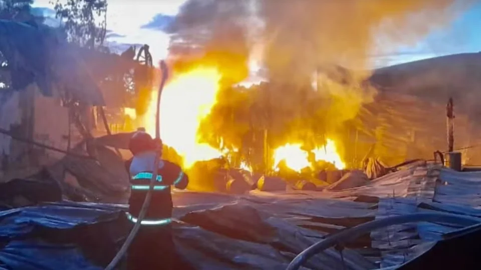 Incêndio de grandes proporções atinge fábrica no Amazonas
