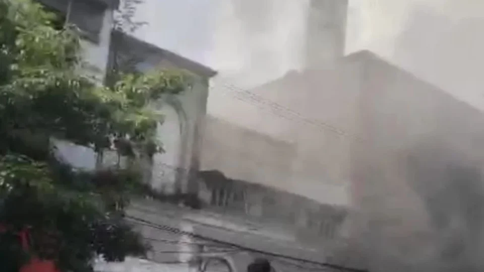 Restaurante em Manaus pega fogo e vídeo mostra desespero de lojistas