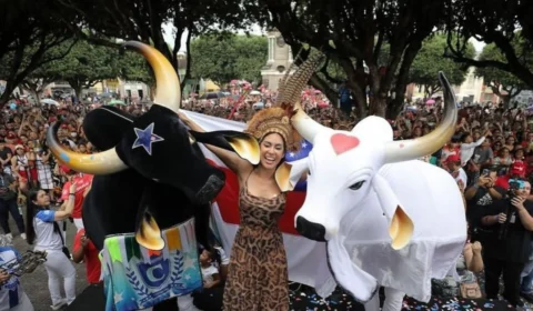 Isabelle Nogueira é recebida por multidão no Largo São Sebastião; veja vídeos