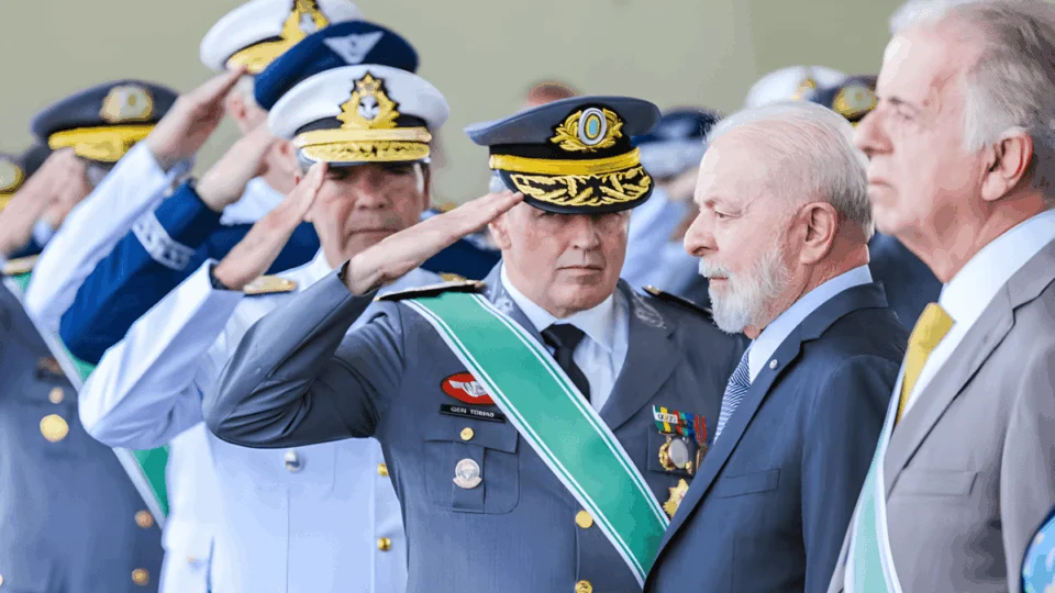 Presidente Lula é vaiado por opositores em evento no Exército