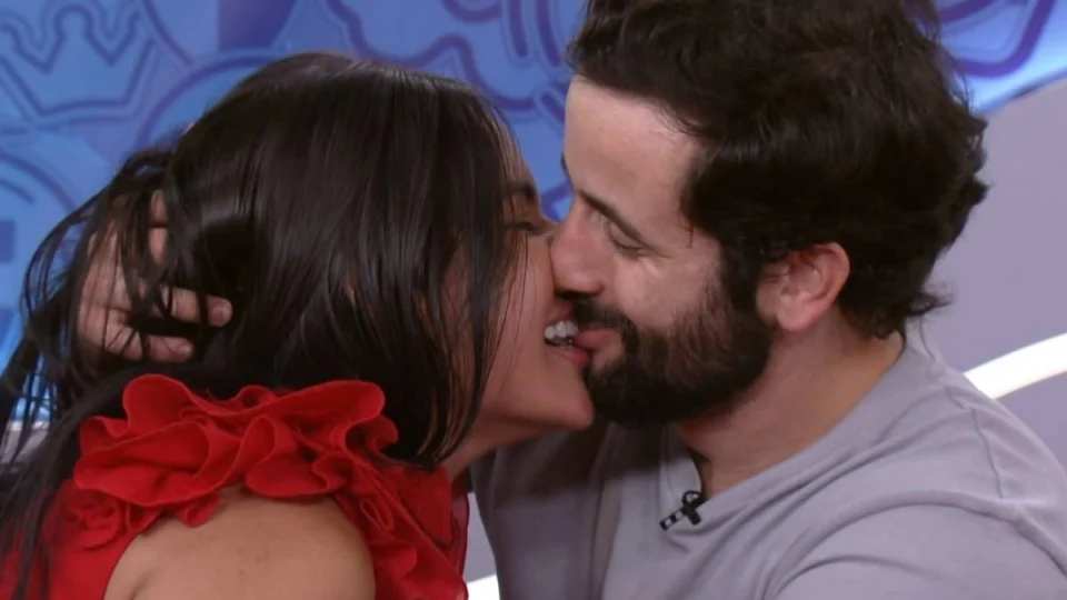 VÍDEO: Matteus e Isabelle dão beijão ao vivo após final do BBB 24
